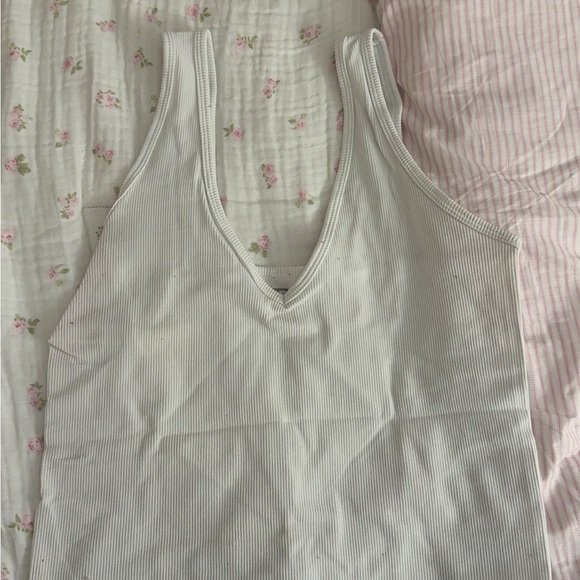 Chic White Ribbed Tank Top - Picture 1 of 2